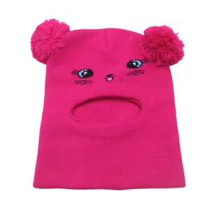 Passamontagna rosa in maglia con ricamo di gatto e doppi pompon per bambini