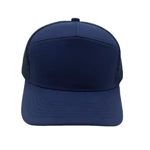 Detail der dunkelblauen Mesh-Trucker-Cap mit atmungsaktivem Netz und verstärkten Nähten