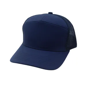 Detailansicht der marineblauen Trucker-Mütze mit atmungsaktivem Mesh und fester Vorderseite