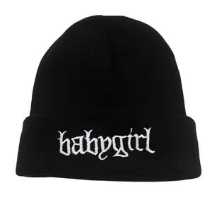 Schwarze Strickmütze mit Babygirl-Stickerei für Winterwärme und Hip-Hop-Streetstyle