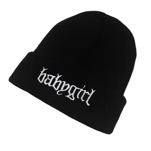 Schwarze gerippte Strickmütze mit weißem Babygirl-Gothic-Stickmotiv für den Winter
