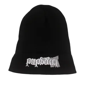 Detailansicht der Gothic-Babygirl-Stickerei auf schwarzer Strickmütze mit klaren Nähten