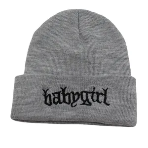 Graue Strickmütze mit schwarzer Babygirl Bestickung im Gothic-Stil auf weißem Grund