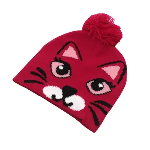 Détails de la maille du bonnet chat rose avec pompon et visage de chaton mignon