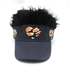 Gorra de mezclilla con peluca, estampado de corazón camuflaje y pelo rizado negro
