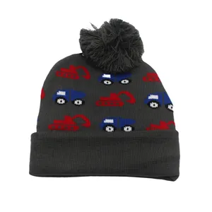 Dettaglio del cappello in maglia grigio per bambini con pompon e motivi di auto