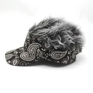 Gros plan détaillé d'une casquette paisley avec perruque grise en cheveux synthétiques