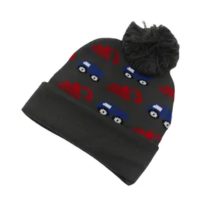 Dettaglio del cappello in maglia grigio per bambini con motivi di camion e pompon