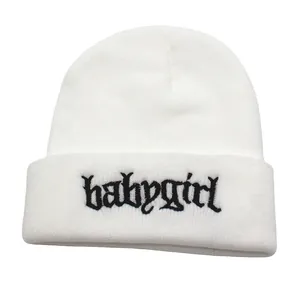 Weiße Strickmütze mit babygirl-Stickerei im Gothic-Stil und Rollrand für den Winter