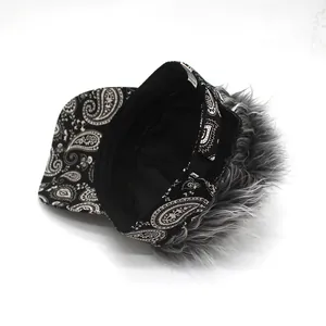 Détail de la casquette bandana paisley avec postiche de perruque grise fixée à l'arrière