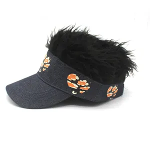 Detalle de visera de mezclilla azul con pelo sintético negro y parche de corazón de leopardo