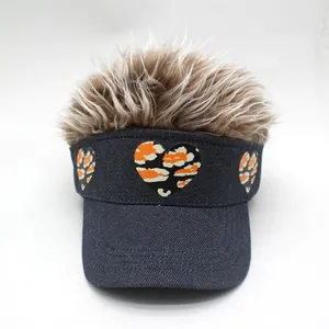 Visera vaquera azul con pelo sintético marrón y parches de corazón de camuflaje exterior