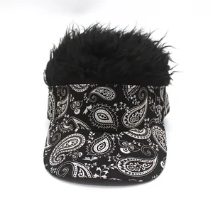 Détail d'une casquette paisley avec décoration de perruque de cheveux courts noirs réalistes