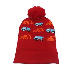 Dettaglio del berretto in maglia rossa con motivo jacquard di camion e pompon