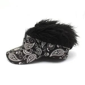 Vue détaillée de la casquette paisley avec perruque de cheveux synthétiques