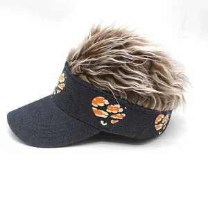 Detalle de visera vaquera con parches de corazón de leopardo y pelo de peluca divertido
