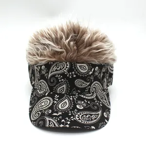 Détail de la casquette imprimé paisley avec perruque synthétique réaliste marron clair