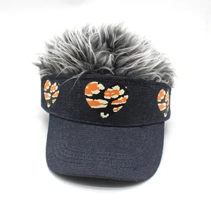 Detalle de visera de mezclilla azul con pelo sintético gris y estampados de corazones
