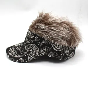 Détail de la visière à motif paisley et des cheveux synthétiques châtain clair