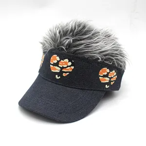 Divertida visera de mezclilla con corazones de camuflaje y peluca de pelo sintético plateado