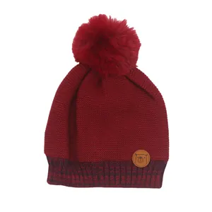 Dunkelrote Strickmütze für Babys mit Pelzbommel und süßem Bären-Lederaufnäher für Winter