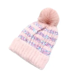 Bonnet en tricot rose pour enfants avec rayures pailletées et grand pompon en fourrure