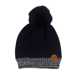 Kinder Strickmütze mit Pompon und Teddy-Patch in Marineblau und Grau für den Winter