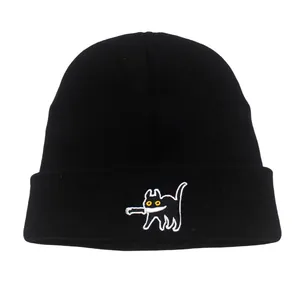 Berretto in maglia nera con ricamo gatto dei cartoni animati e coltello per l'inverno