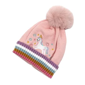 Bonnet en tricot rose pour enfants avec broderie licorne et pompon coloré