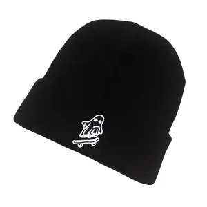 Berretto in maglia nera con ricamo fantasma skateboard per l'autunno e l'inverno all'aperto