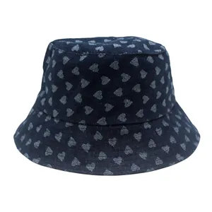 Detalle de gorro de pescador de mezclilla azul oscuro con patrones de corazones blancos