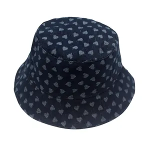 Sombrero de pescador denim azul marino con corazones grises para protección solar y exterior