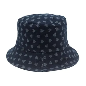Sombrero de pescador en denim azul marino con bordado de corazones para el sol