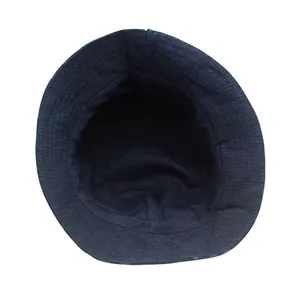 Sombrero de pescador en denim azul oscuro lavado con tejido texturizado y costuras finas