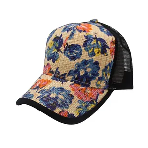 Detail der floralen Stroh-Baseballkappe mit schwarzem Mesh und gebogenem Schirm