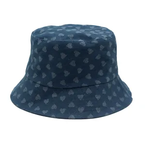 Vista detallada de sombrero de pescador denim con patrones de corazón y costuras reforzadas