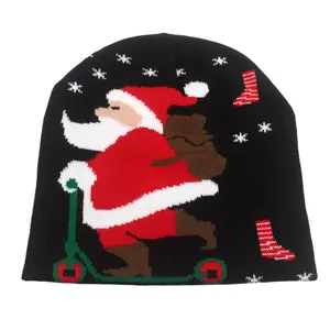 Bonnet de Noël tricoté noir avec Père Noël sur trottinette et motifs de flocons
