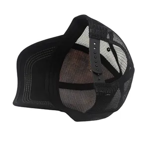 Detailansicht der schwarzen Mesh-Trucker-Kappe mit atmungsaktivem Gitter und verstellbarem Verschluss