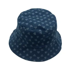 Primer plano del sombrero de pescador en denim azul oscuro con corazones grises lavados