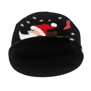 Détail du bonnet de Noël noir avec motifs de Père Noël, flocons et chaussettes de fête