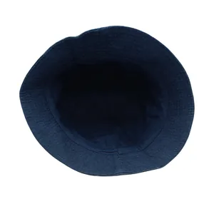 Detalle del interior y costuras del sombrero de pescador en tela vaquera azul oscuro