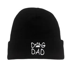 Dettaglio del ricamo Dog Dad con impronta di zampa su berretto nero in maglia