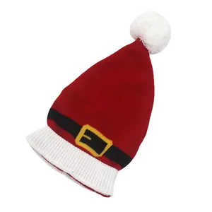 Gros plan du bonnet de Noël à rayures rouges avec motif ceinture et pompon blanc doux