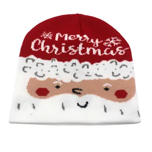 Détail du bonnet de Noël tricoté rouge et blanc avec texte Joyeux Noël et Père Noël