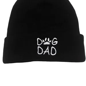 Dettaglio del ricamo Dog Dad e zampa su berretto in maglia nera