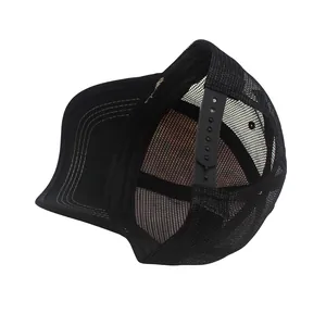 Detail der schwarzen Mesh Trucker Kappe mit verstellbarem Snapback und weißen Nähten