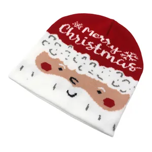 Détail du bonnet de Noël tricoté rouge et blanc avec texte et motif du Père Noël