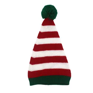 Bonnet de Noël en tricot rayé rouge et blanc avec pompon vert et bordure côtelée
