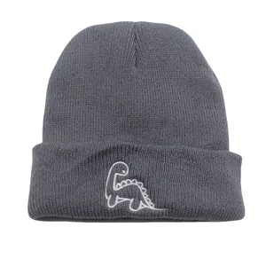 Bonnet en tricot gris foncé pour bébés avec broderie de petit dinosaure blanc