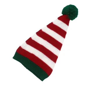 Détail du bonnet de Noël rayé rouge et blanc avec bordure verte et pompon doux